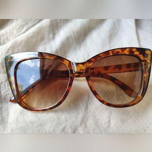 Tortoise Shell Women's Sunglasses. Quiet Luxury Cat's Eye Effect. Brand New!